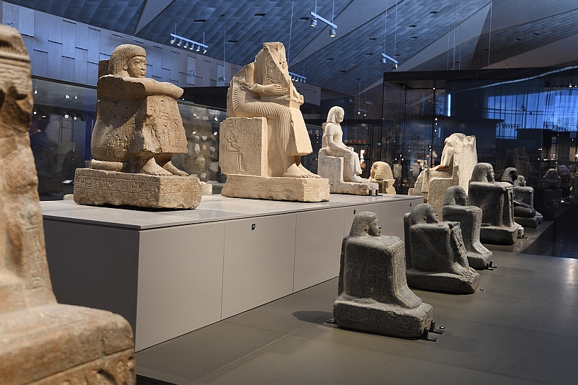 41 MAK_7107.jpg - Spettacolare serie di statue di funzionari vari.